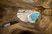 Blick durch Öffnung in Höhlen von Matala auf den Strand, Matala, Süden Kreta, Griechenland