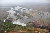 Schluchttal des Sambesi-Flusses, in voller Länge des Victoriafall-Wasserfalls und der Victoriafall-Brücke, Simbabwe/Sambia.