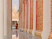 Udong, Kambodscha - 22. Januar 2011: Mönch in orangefarbenem Gewand, Vipassana Dhura Buddhist Center