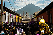 Guatemala, Antigua - 3. März 2013. Während der Karwochenfeierlichkeiten in Antigua werden riesige Wagen, auf denen der gekreuzigte Jesus thront, durch die Straßen getragen