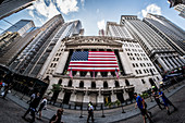 New York, Vereinigte Staaten von Amerika - 8. Juli 2017. Die amerikanische Flagge hängt vor dem Gebäude der New Yorker Börse in der berühmten Wall Street