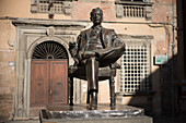 Denkmal für Giacomo Puccini vor dem Geburtsort des Musikers, heute ein Museum, Lucca, Toskana, Italien