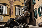 Denkmal für Giacomo Puccini vor dem Geburtsort des Musikers, heute ein Museum, Lucca, Toskana, Italien