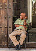 Mann macht kleine Siesta, Havanna, Kuba