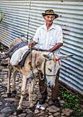 Kubaner mit seinem Esel, Trinidad, Kuba