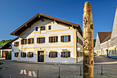 Marktl mit Geburtshaus von Papst Benedikt XVI. und Bronzesäule, Marktl, Benediktradweg, Oberbayern, Bayern, Deutschland