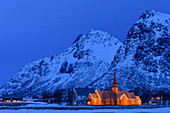 Beleuchtete Kirche von Flakstad, Flakstad, Lofoten, Nordland, Norwegen