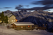 Beleuchtete Neue Bielefelder Hütte im Winter, Ötztaler Alpen im Hintergrund, Neue Bielefelder Hütte, Stubaier Alpen, Tirol, Österreich 