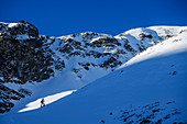 Frau auf Skitour steigt auf zum Wetterkreuzkogel, Wetterkreuzkogel, Stubaier Alpen, Tirol, Österreich 