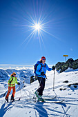 Zwei Frauen auf Skitour steigen zum Pangert auf, Zillertaler Alpen im Hintergrund, Pangert, Tuxer Alpen, Tirol, Österreich