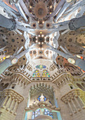 Im Inneren der Sagrada Familia in Barcelona, Spanien