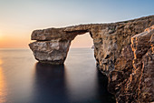 Sonneuntergang über dem Azure Window in San Lawrenz, Gozo, Malta