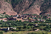 Kleines Dorf im Atlas-Gebirge in Marokko