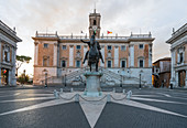 Während des Sonnenaufgangs am Palatin mit Blick auf die Marc Aurel Statue und einem Fotografen im Hintergrund, Rom, Italien