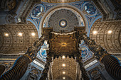 Blick hinauf zur Kuppel des Petersdoms in Rom, Italien
