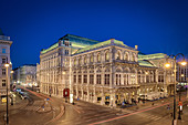 Abendlicher Blick auf die beleuchtete Staatsoper in Wien, Österreich