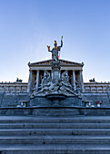 Der Pallas Athene Brunnen vor dem Parlamentsgebäude in Wien, Österreich