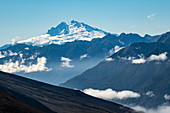 Ansicht der nahe gelegenen Berge, die von niedrigen Wolken gebürstet werden, gesehen von den Hängen des des majestätischen Vulkans Osorno am Llanquihue-See, nahe Puerto Montt, Los Lagos, Patagonien, Chile, Südamerika