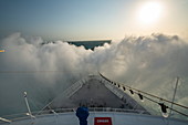 Bug eines Expeditionskreuzfahrtschiffes trifft auf eine große Welle, Karibik, nahe Kolumbien
