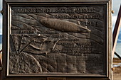 Gedenktafel zum Gedenken an den Amundsen-Ellsworth-Nobile-Flug von 1926, angebracht an der Basis des Mastes, von dem das Zeppelin-Luftschiff abflog, Ny-Ålesund, Spitzbergen, Norwegen, Europa