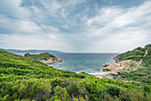 Blick auf den Krifi Ammos Strand auf Skiathos, Griechenland