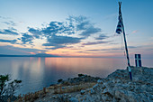 Die griechische Flagge am nördlichsten Punkt der Insel, Skiathos, Griechenland