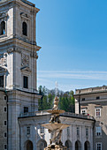 Springbrunnen und Blick auf den Salzburger Dom am Residenzplatz in Salzburg, Österreich