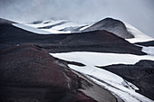 Blick zum wolkenverhangenen Gipfel des Osorno Vulkan, Region de los Lagos, Chile, Südamerika