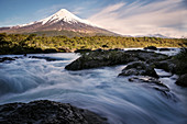 Blick über Saltos (Wasserfälle) des Rio Petrohue hin zum Osorno Vulkan, Region de los Lagos, Chile, Südamerika