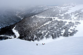 Pisten unterhalb des Skidorfes von Mount Hotham, Victoria, Australien