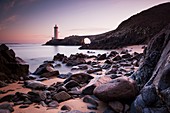 Frankreich, Finistère, Plouzane, Petit Minou, Leuchtturm bei Sonnenuntergang