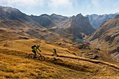 Frankreich, Hautes-Alpes, Mountainbike-Rennen, Ultra Raid Meije, Mountainbiker der Col du Galibier