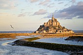 Frankreich, Manche, Bucht von Mont-Saint-Michel, UNESCO Weltkulturerbe, Mont-Saint-Michel und der Fluss Couesnon