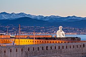 Frankreich, Alpes-Maritimes, monumentale Skulptur Nomade d'Antibes von dem katalanischen Künstler Jaume Plensa und die Stadtmauern des Hafens von Vauban