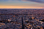 Frankreich, Paris, Pariser Boulevard, gesäumt von typischen Haussmann Gebäuden im 6. Bezirk von Paris