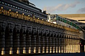 Frankreich, Paris, Metro überquert die Seine auf der Pont de Bercy (Bercy-Brücke)