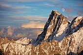 Frankreich, Haute-Savoie, Chamonix, die Nordwand von Grandes Jorasses (4208 m) bei Sonnenuntergang