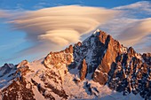 Frankreich, Haute-Savoie, Aiguille Verte (4122 m), Aiguille du Dru (3754 m), Mont-Blanc-Massiv