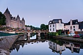 Frankreich, Morbihan, Josselin, die Burg und der Nantes-Brest-Kanal in der Abenddämmerung