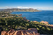 Frankreich, Var, Saint Raphael, die Bucht von Agay, gesehen vom Kap von Dramont, im Hintergrund der Rastel d'Agay (287 m) und der Cap Roux, der Gipfel des Saint Pilon in 442 m Höhe