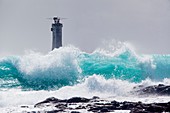 Frankreich, Finistère, Quessant, Pointe de Pern, Regionaler Naturpark Armorique, Ile du Ponant, grün-blaue Wellen am Leuchtturm Phare de Nividic