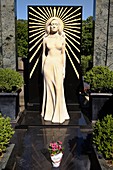 France, Paris, Montmartre Cemetery, Dalida ((Yolanda Cristina Gigliotti) Grave, French singer and actress, with her full size sculpture with golden rays, the most visited grave and the most flowered in the cemetery