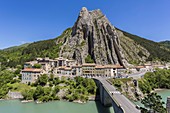 Frankreich, Alpes-de-Haute-Provence, Sisteron, Felsenformation des Gebirgzugs Baume und Brücke über die Durance