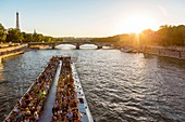 Frankreich, Paris, Stadtgebiet, UNESCO Weltkulturerbe, Flussboot auf der Seine bei Sonnenuntergang