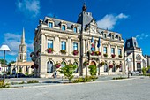 Frankreich, Gironde, Coutras, das 1888 erbaute Rathaus und die im 15. Jahrhundert wiederaufgebaute gotische Kirche Saint Jean Baptiste