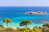 Frankreich, Corse-du-Sud, Porto Vecchio, Palombaggia, Granitfelsen am Strand von Tamaricciu