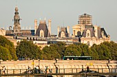 Frankreich, Paris, UNESCO Weltkulturerbegebiet, Blick auf die Passerelle des Arts (Fußgängerbrücke) und die Dächer des Rathauses