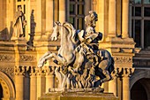 Frankreich, Paris, UNESCO Weltkulturerbegebiet, Statue des Louvre-Museums