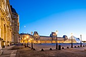 Frankreich, Paris, UNESCO Weltkulturerbegebiet, die Louvre-Pyramide des Architekten IM Pei und die Fassade des Cour Napoleon
