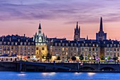 Frankreich, Gironde, Bordeaux, UNESCO-Weltkulturerbegebiet, Quai Richelieu, das Cailhau-Tor oder Palasttor aus dem 15. Jahrhundert mit seiner gotischen Architektur, dem Pey-Berland-Turm und der Kathedrale Saint-André.